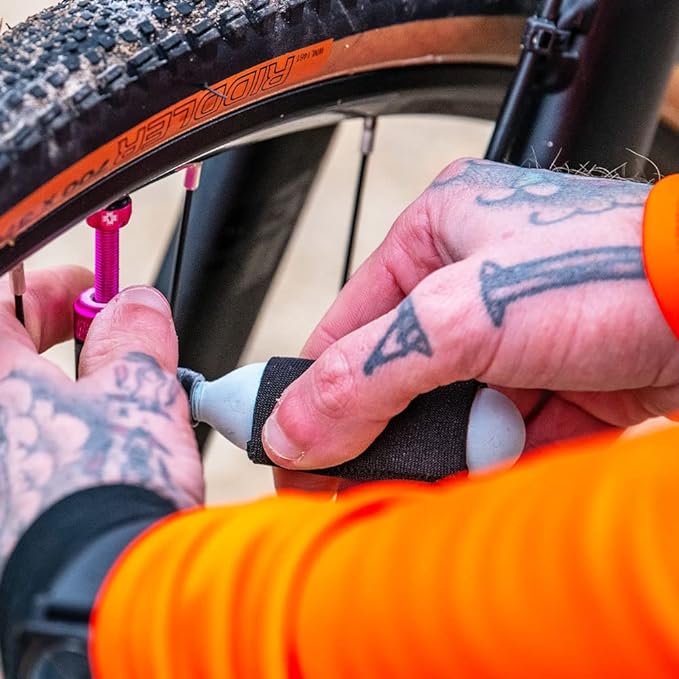 Muc-Off CO2 Inflator Kit, Road - Presta and Shrader Compatible CO2 Bike Pump - Bike Tyre Inflator with CO2 Cartridges for Road Bikes